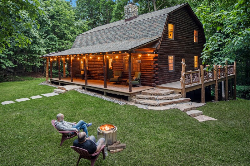 The rear deck was connected to the front via a wrap-around side deck with boulder steps leading down to the landscape.
